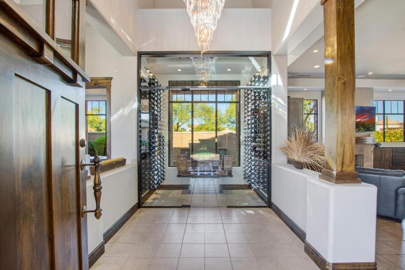 Private Pool & Hot Tub Retreat - Large Luxury Smart Home - image 38