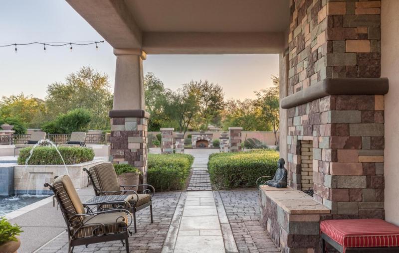 Private Pool & Hot Tub Retreat - Large Luxury Smart Home - image 11