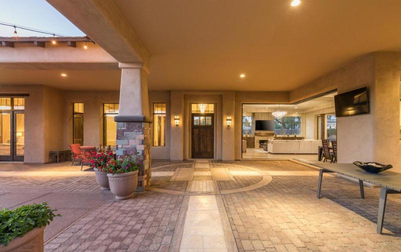 Private Pool & Hot Tub Retreat - Large Luxury Smart Home - image 13