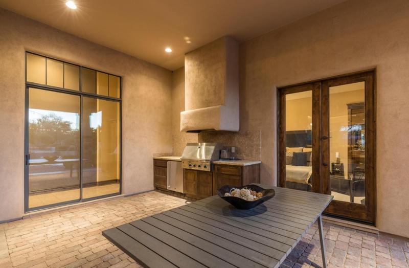 Private Pool & Hot Tub Retreat - Large Luxury Smart Home - image 29