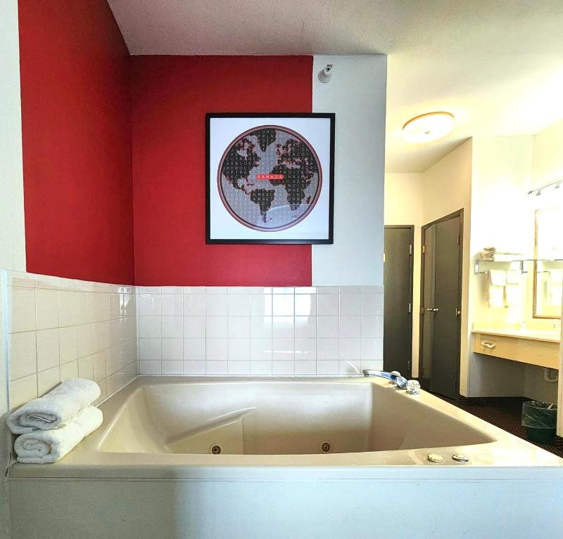 Suite with Hot Tub image 4