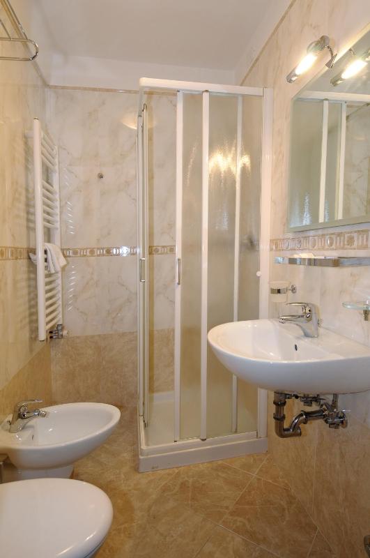Classic Double Room image 3