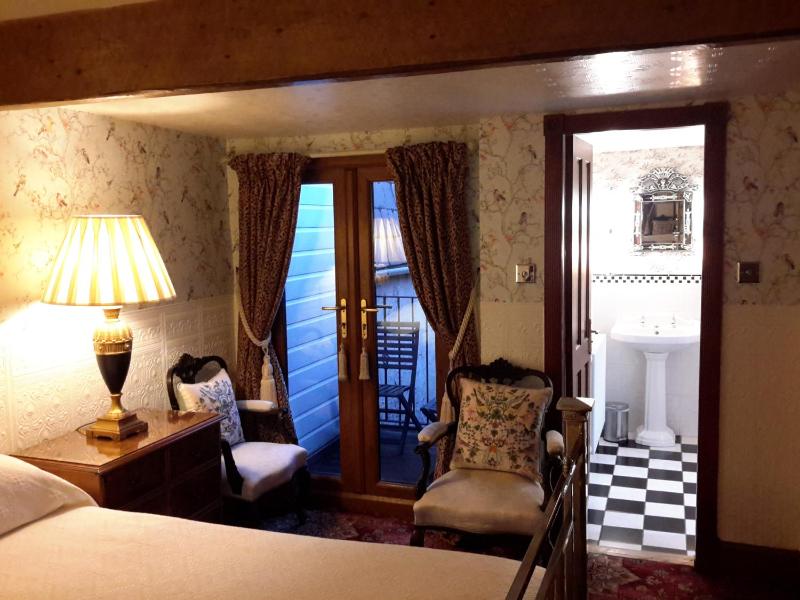 Queen Room with Balcony image 4
