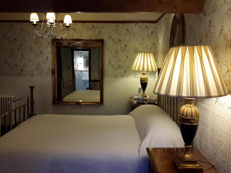 Queen Room with Balcony image 3
