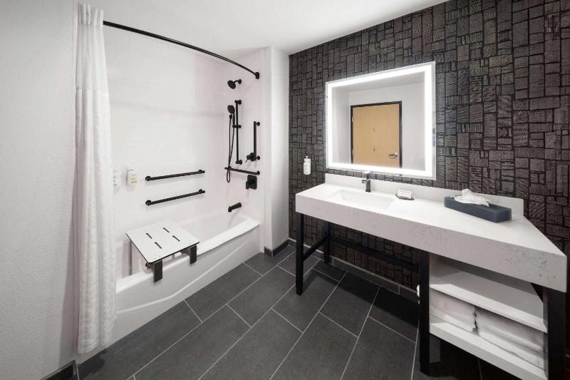 La Quinta Inn & Suites by Wyndham Austin Parmer/Tech Ridge - image 6