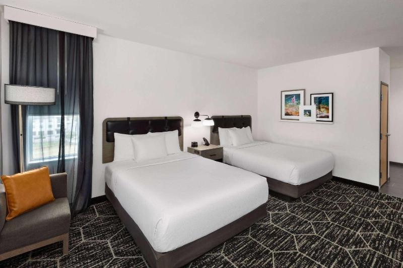 La Quinta Inn & Suites by Wyndham Austin Parmer/Tech Ridge - image 7
