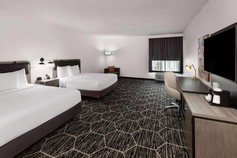 Queen Room with Two Queen Beds - Mobility Access/Non-Smoking image 2