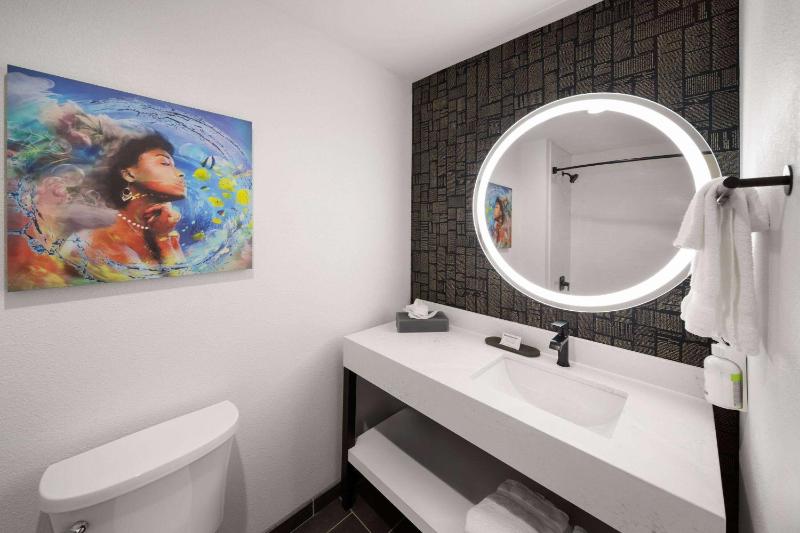 La Quinta Inn & Suites by Wyndham Austin Parmer/Tech Ridge - image 4