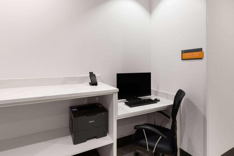 La Quinta Inn & Suites by Wyndham Austin Parmer/Tech Ridge - image 15