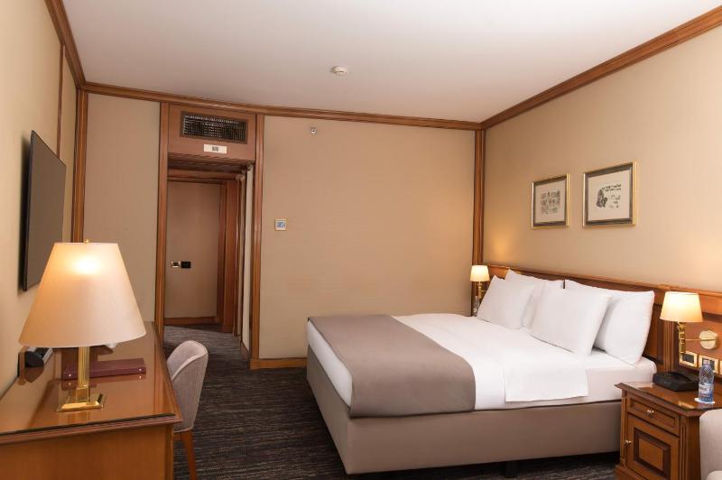Deluxe Double Room image 3