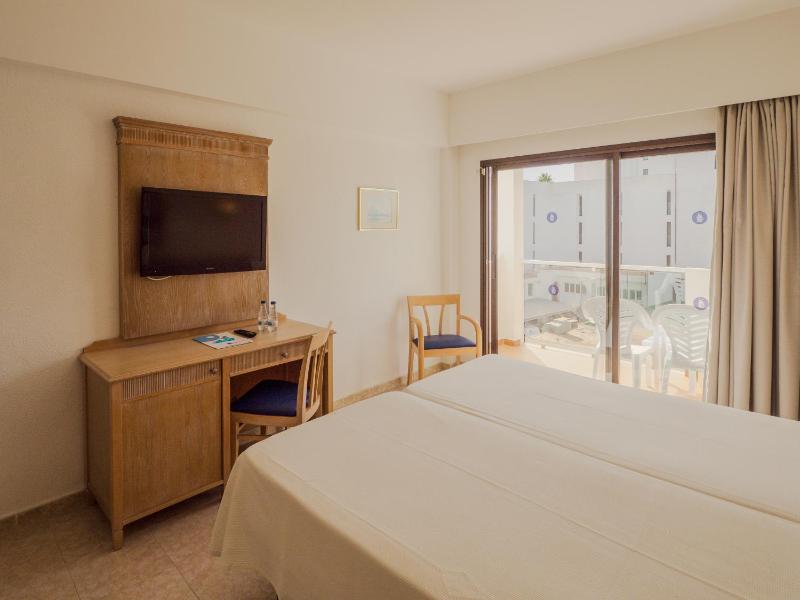 Double Room with Balcony image 2