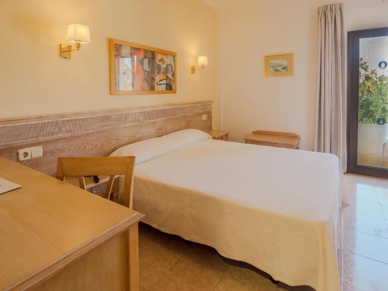 Double Room with Balcony image 3