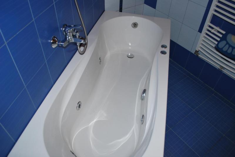 Double Room with Spa Bath and Free Parking image 2