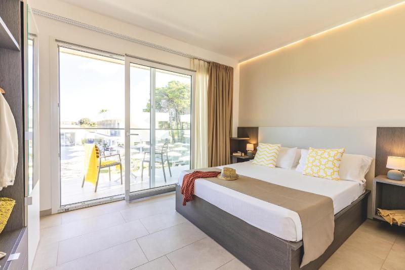 Deluxe Triple Room with Sea View image 1