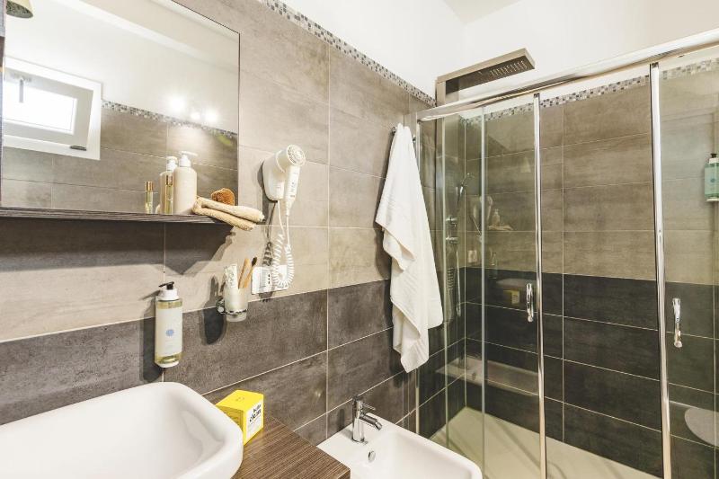 Deluxe Triple Room image 3