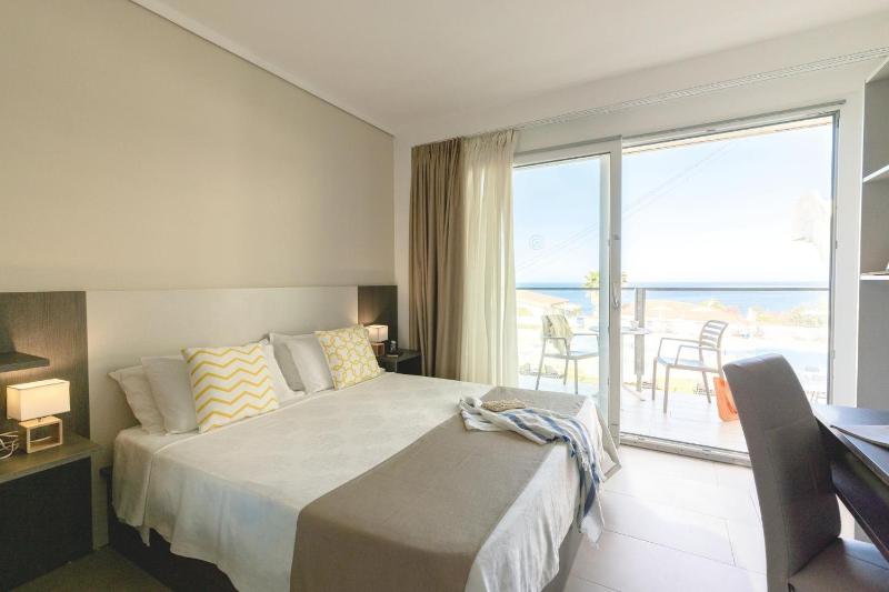 Deluxe Triple Room with Sea View image 3