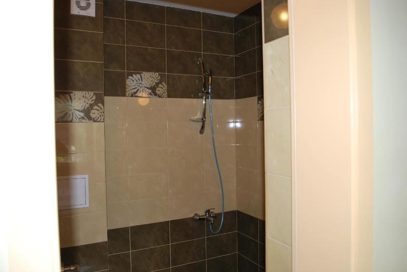 Twin Room with Free Private Parking image 2