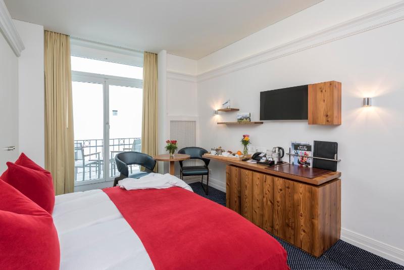 Double Room with Lake View image 4