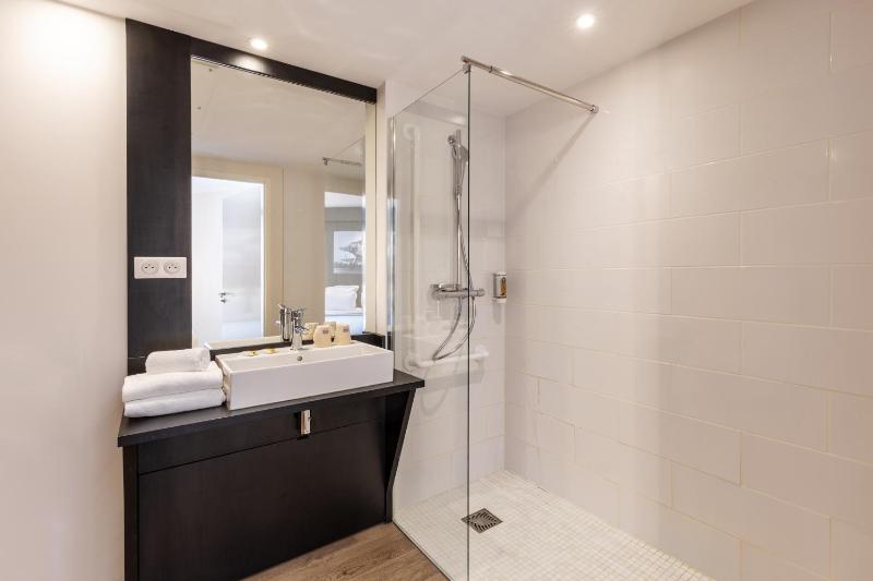 Executive Queen Room with Roll-In Shower - Disability Access/Non-Smoking image 2