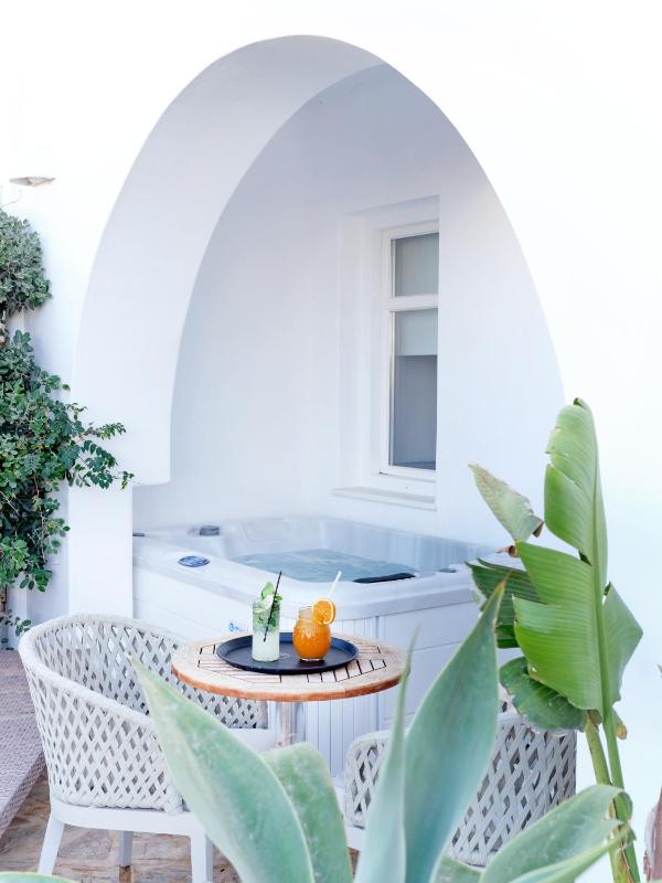 Suite with Garden View and Hot Tub image 1