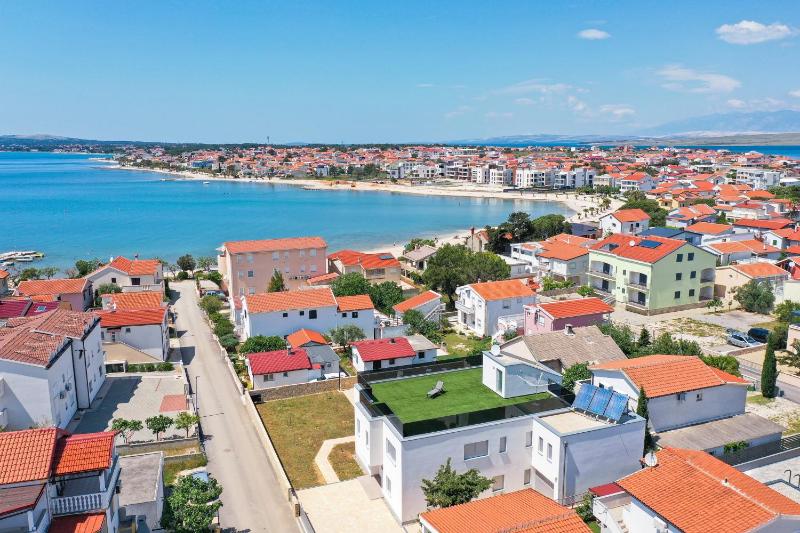 Luxury eight bedroom villa with swimming pool and jacuzzi 100 meters from the sea - image 27