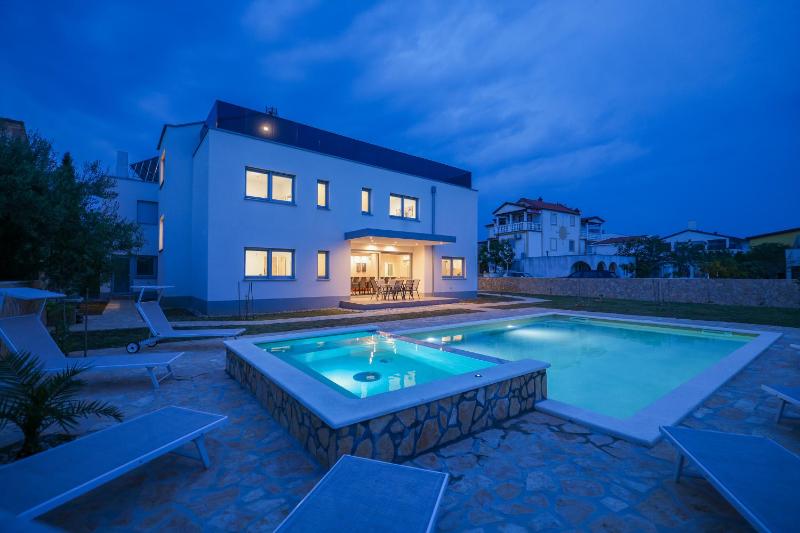Luxury eight bedroom villa with swimming pool and jacuzzi 100 meters from the sea - image 12