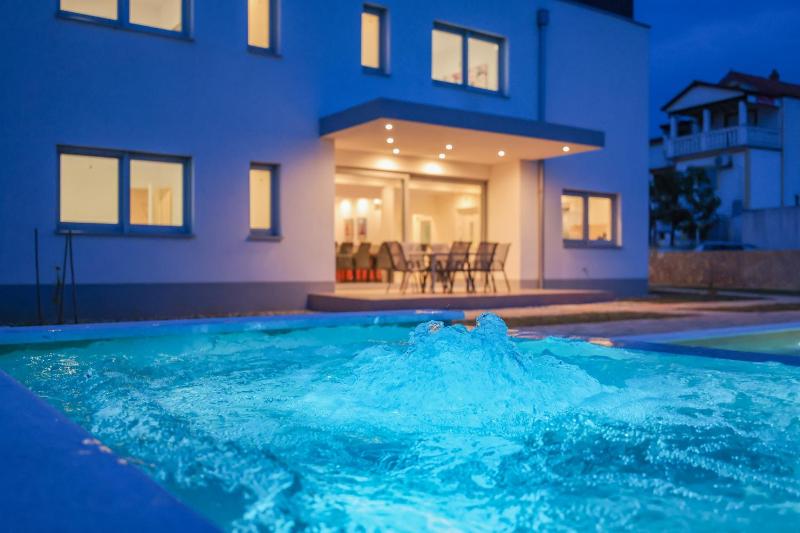 Luxury eight bedroom villa with swimming pool and jacuzzi 100 meters from the sea - image 15