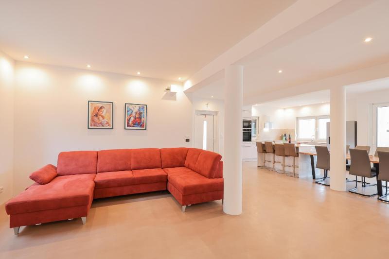 Luxury eight bedroom villa with swimming pool and jacuzzi 100 meters from the sea - image 17
