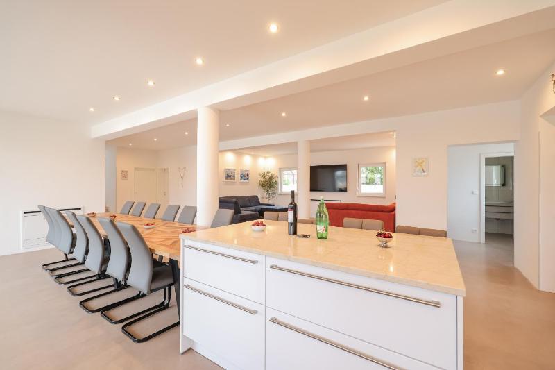 Luxury eight bedroom villa with swimming pool and jacuzzi 100 meters from the sea - image 37