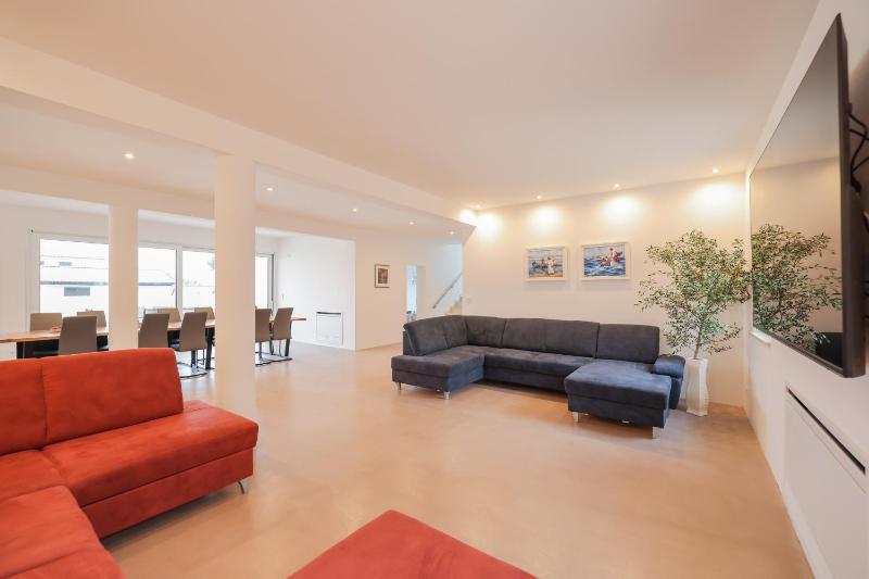 Luxury eight bedroom villa with swimming pool and jacuzzi 100 meters from the sea - image 7