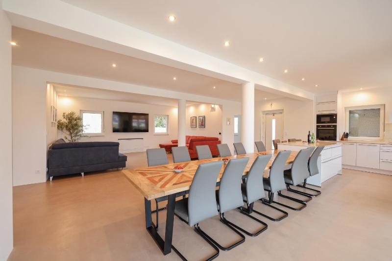 Luxury eight bedroom villa with swimming pool and jacuzzi 100 meters from the sea - image 5