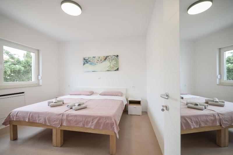 Luxury eight bedroom villa with swimming pool and jacuzzi 100 meters from the sea - image 35