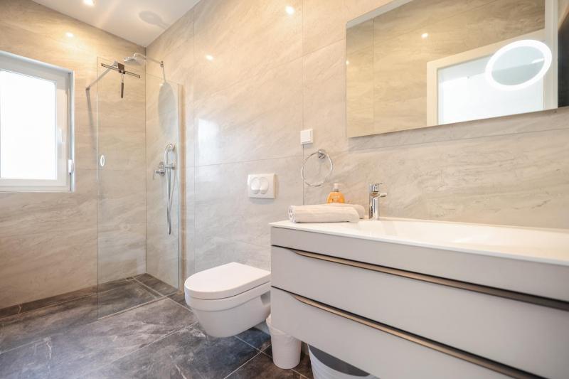 Luxury eight bedroom villa with swimming pool and jacuzzi 100 meters from the sea - image 39
