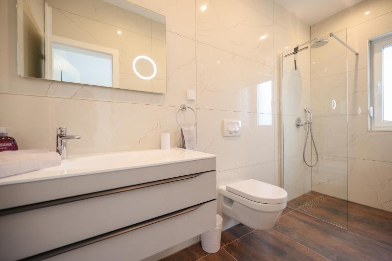 Luxury eight bedroom villa with swimming pool and jacuzzi 100 meters from the sea - image 32