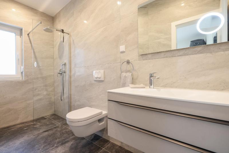 Luxury eight bedroom villa with swimming pool and jacuzzi 100 meters from the sea - image 34
