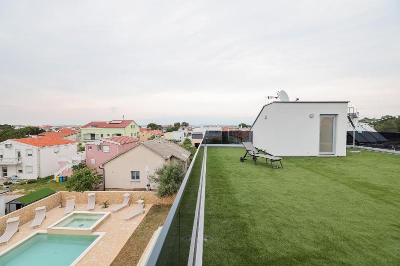 Luxury eight bedroom villa with swimming pool and jacuzzi 100 meters from the sea - image 25