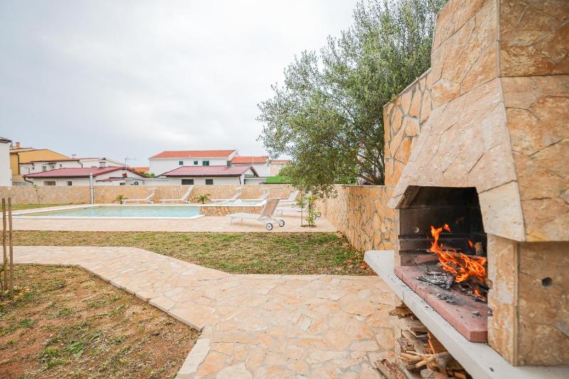 Luxury eight bedroom villa with swimming pool and jacuzzi 100 meters from the sea - image 24