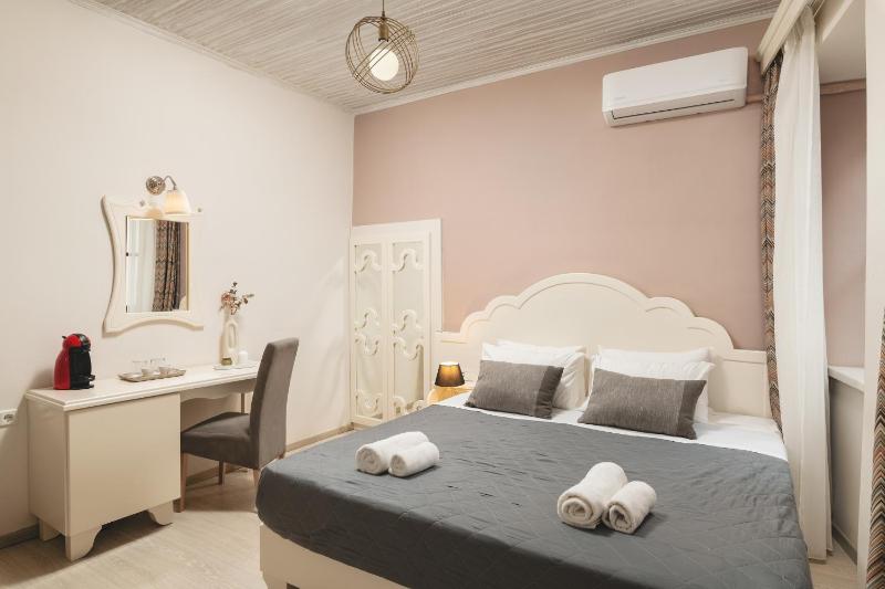 Superior Room with Balcony image 1