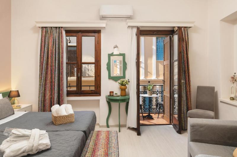Superior Room with Balcony image 4