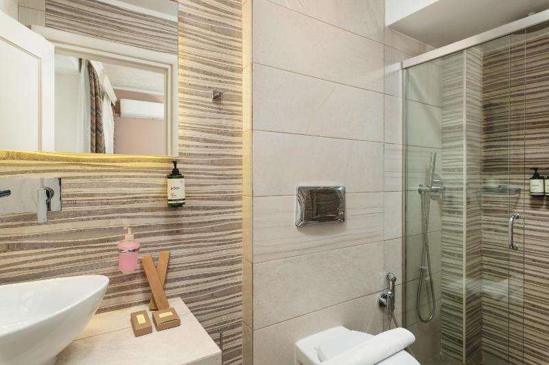 Superior Room with Balcony image 2