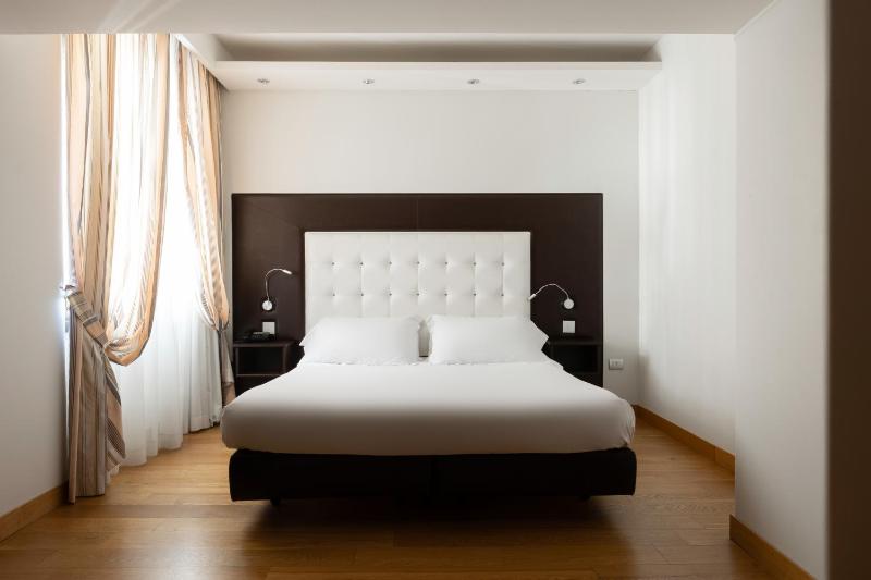 Standard Double Room image 3
