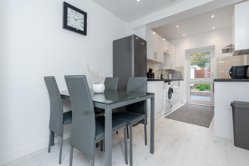 The Albany - Peaceful Serene Family Home - image 23
