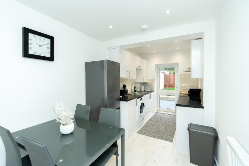 The Albany - Peaceful Serene Family Home - image 20