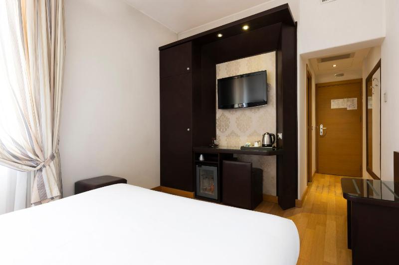 Standard Double Room image 4