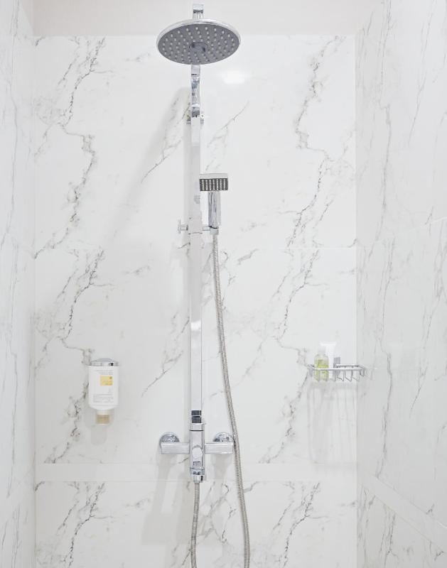 Deluxe Two-Bedroom Apartment image 3