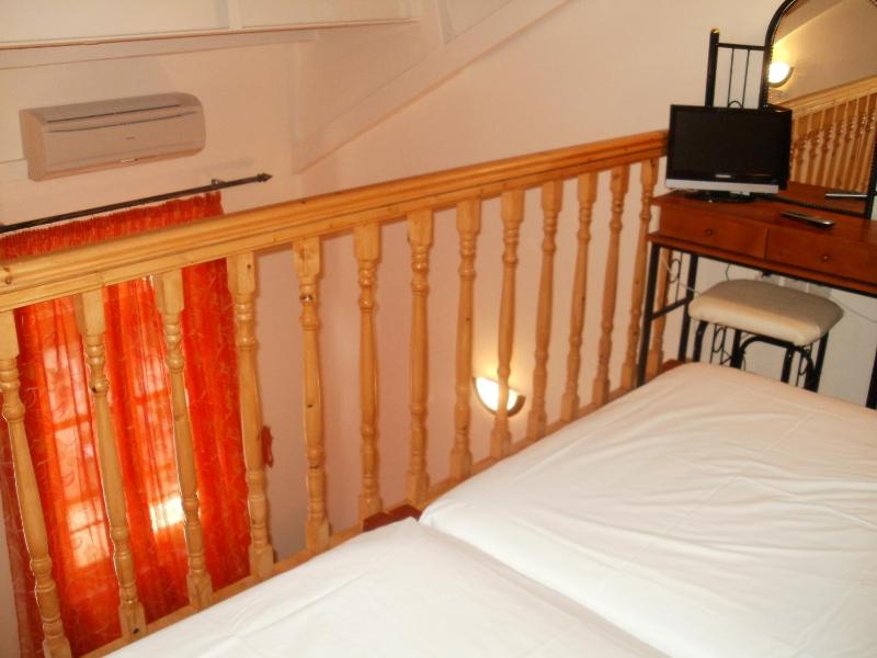 Twin Room image 2