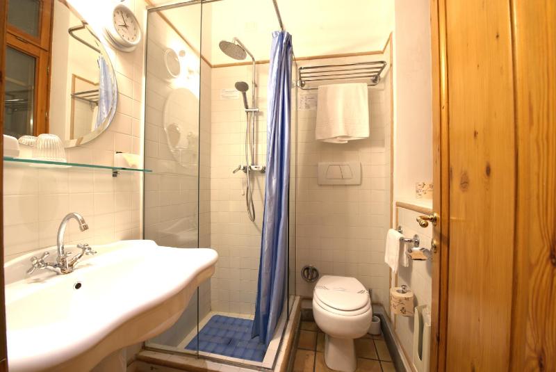 Small Double Room with Internal View  image 2
