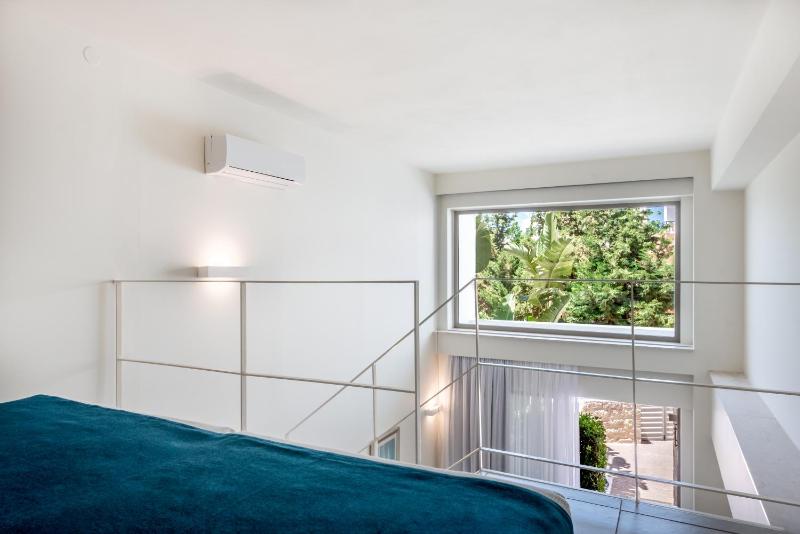 Executive Loft Suite Inland View image 3