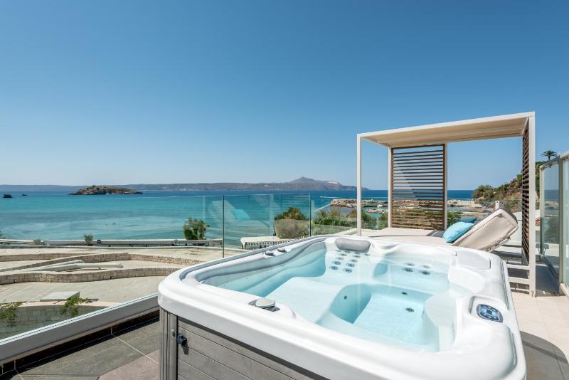 Superior Suite with Sea View and Spa Bath image 4