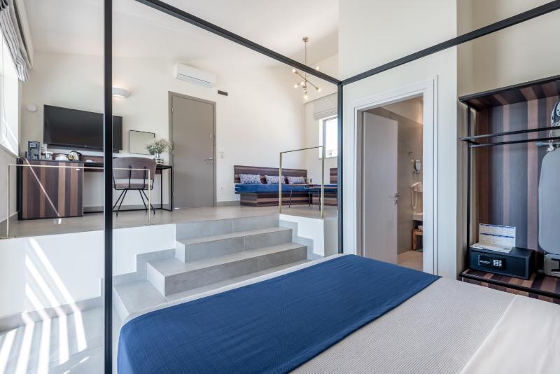 Superior Suite with Sea View and Spa Bath image 2